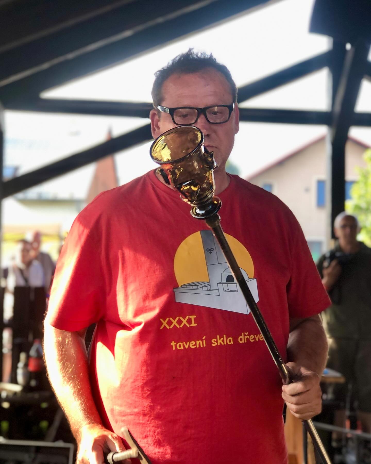 Ukázka tradičního foukání skla v Deštném v Orlických horách.