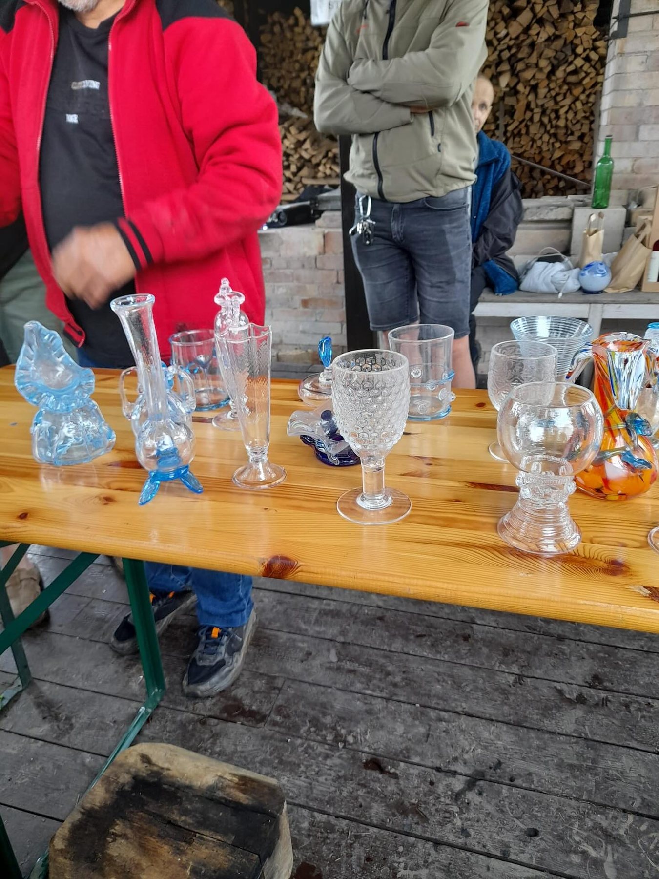 Ručně vytvořené sklenice, poháry a dekorace.